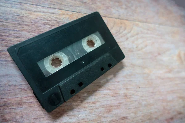 Cintas de cassette antiguas con fondo de madera — Foto de Stock