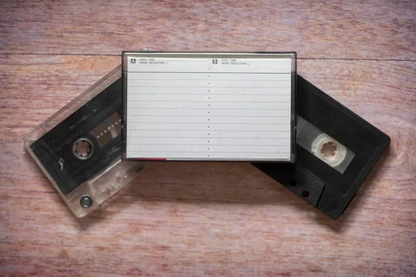 木製の背景を持つ古いカセット テープ — ストック写真