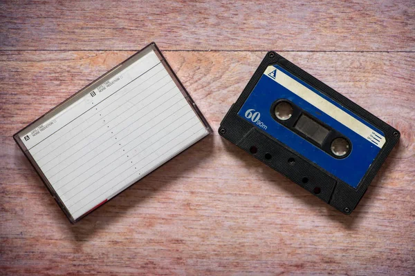 Cintas de cassette antiguas con fondo de madera — Foto de Stock