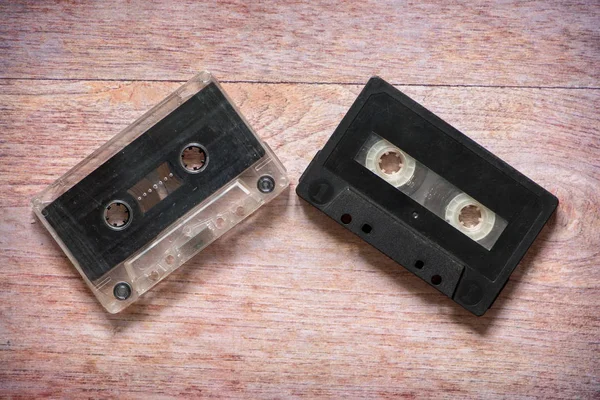 Gamla kassettband med trä bakgrund — Stockfoto