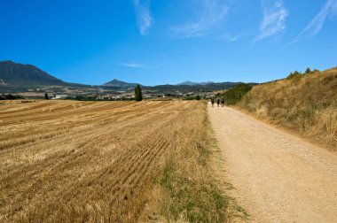 Santiago road mavi gökyüzünün altında