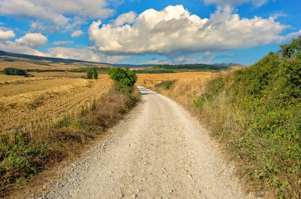 Santiago road mavi gökyüzünün altında