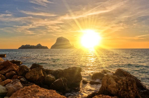 Puesta de sol en Ibiza junto a la isla de Es vedra — Foto de Stock