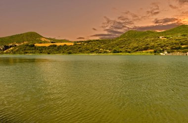 Altın bir gün batımı büyük bir gölde