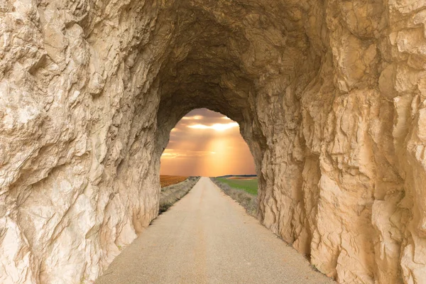 Uitgang van een grot naar een prachtig landschap — Stockfoto