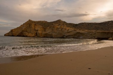 Aguilas kapalı Cove'da gün batımında, Murcia