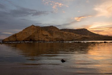 Aguilas kapalı Cove'da gün batımında, Murcia