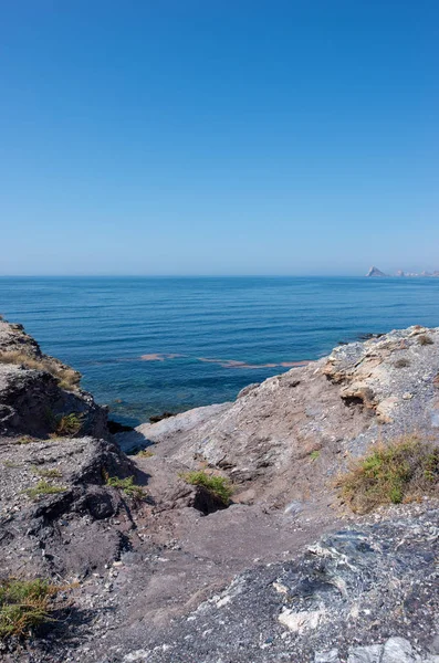 Calabardina denizde mavi gökyüzü, Murcia altında