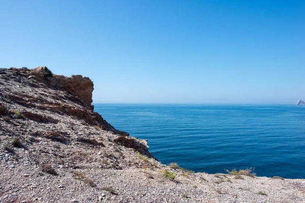 El mar en Calabardina bajo el cielo azul, Murcia — Foto de Stock