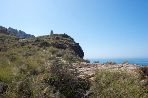 Moře v městě Calabardina pod modrou oblohou, Murcia — Stock fotografie