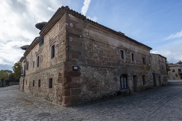 Oude stenen huizen in de stad Medinaceli — Stockfoto