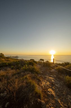 Oropesa del Mar Denizi 'nin kenarında gün doğumu