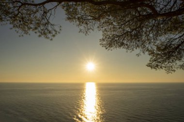 Oropesa del Mar Denizi 'nin kenarında gün doğumu