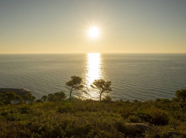 Oropesa del Mar Denizi 'nin kenarında gün doğumu