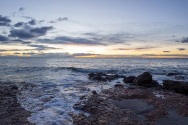 Oropesa kıyıları güneşin doğuşuyla
