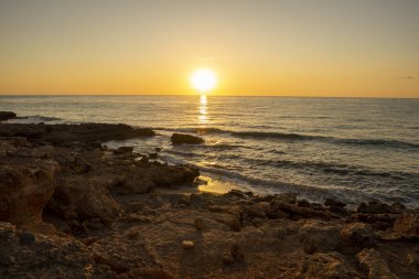Oropesa kıyıları güneşin doğuşuyla