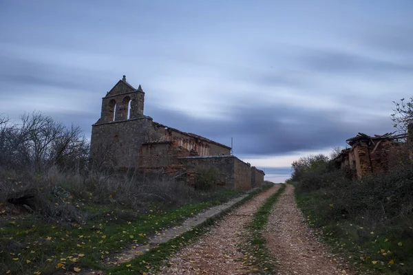 Escobosa de Calatanazor, Soria 'da terk edilmiş kilise.