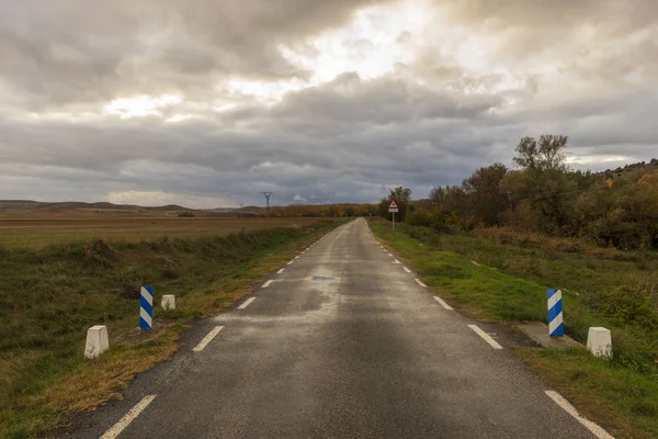 Camino de asfalto en un día nublado por Soria — Foto de Stock