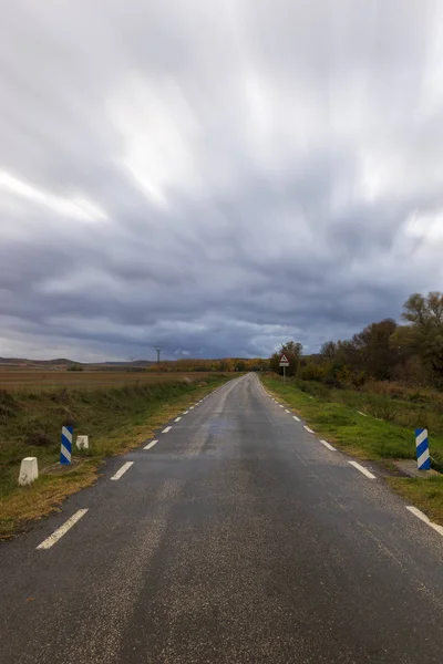 Camino de asfalto en un día nublado por Soria — Foto de Stock