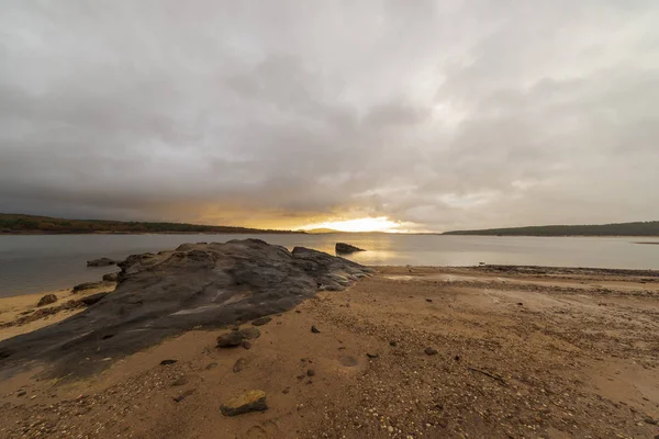 Lever de soleil spectaculaire au réservoir de corde du puits Soria — Photo