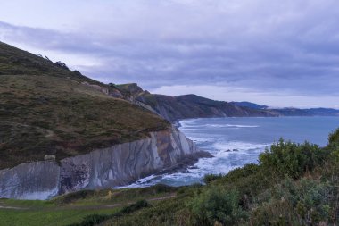 Zumaia kıyıları Şafakta bulutlu bir gün