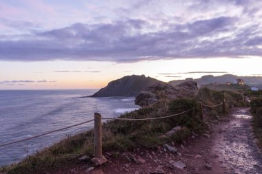 Bask Bölgesi 'ndeki Zumaia kasabasında deniz kenarında bir yol.