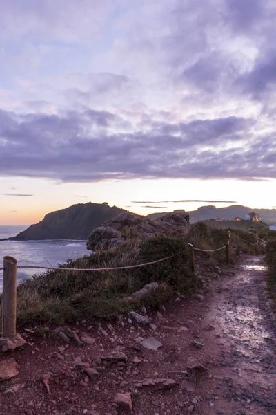 Estrada à beira-mar na cidade de Zumaia, País Basco — Fotografia de Stock