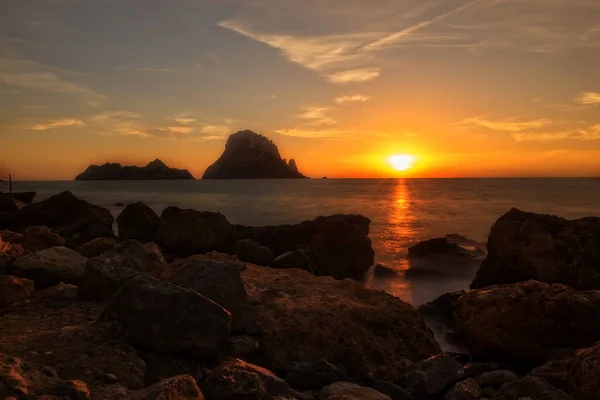 La puesta de sol en la isla de Es vedra, Ibiza — Foto de Stock