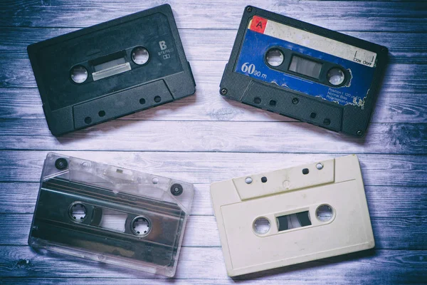 Oude cassette tapes met een houten achtergrond — Stockfoto