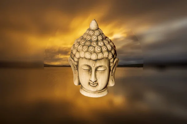 Figura de um Buda meditando em um lago ao nascer do sol — Fotografia de Stock