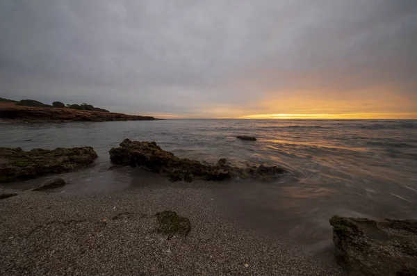 Восход солнца на пляже Ла-Ренега в Оропеса — стоковое фото