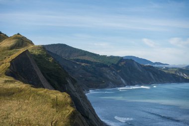 Zumaia kıyıları açık bir günde