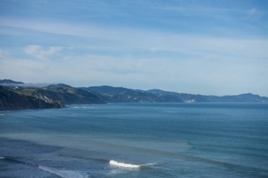 Zumaia kıyıları açık bir günde