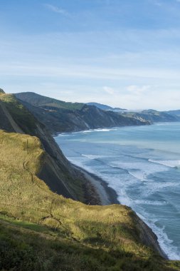 Zumaia kıyıları açık bir günde