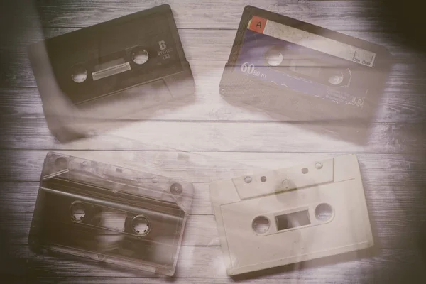 Cintas de cassette antiguas con fondo de madera — Foto de Stock