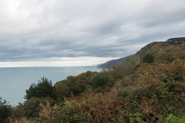 De kust van Zarautz vanaf een uitkijkpunt bij zonsondergang — Stockfoto