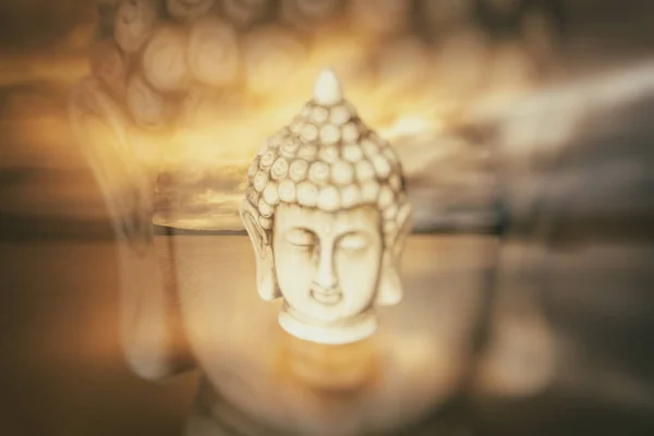 Figura de Buda com a imagem do mar ao pôr do sol — Fotografia de Stock