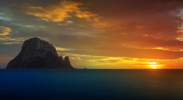 Puesta de sol en la isla de Es vedra en Ibiza — Foto de Stock