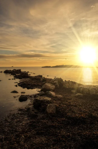 Sonnenaufgang von der cala sa sal rossa in ibiza — Stockfoto