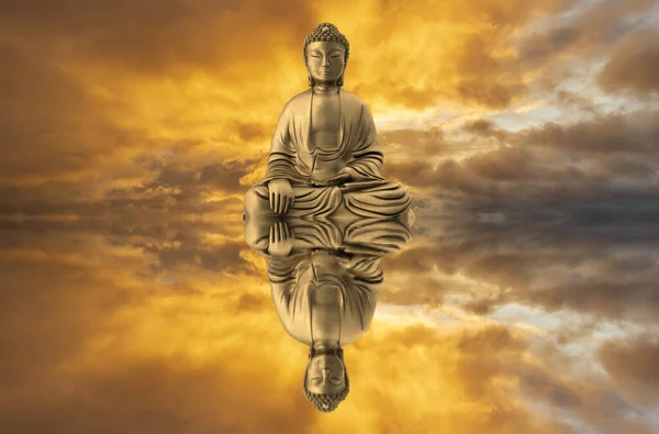 Фигура Будды, медитирующего на озере — стоковое фото