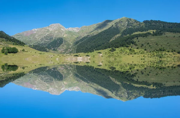 Un lac dans la montagne sous le ciel bleu — Photo