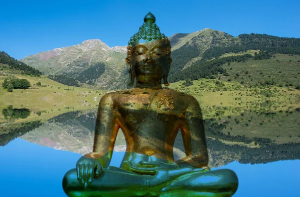 Figura de um Buda meditando na montanha — Fotografia de Stock