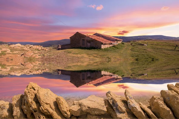 Zachód słońca nad jeziorem pod czerwonym i niebieskim niebem — Zdjęcie stockowe