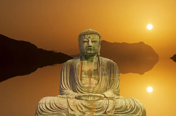Figura Buddhy meditující s mořem v pozadí — Stock fotografie