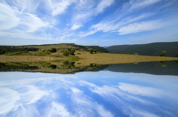 Jezioro w górze pod błękitnym niebem — Zdjęcie stockowe