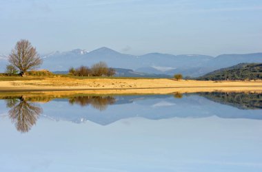 Dağda bir göl Mavi gökyüzünün altında