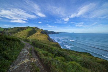 Zumaia kıyıları açık bir günde