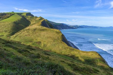 Zumaia kıyıları açık bir günde