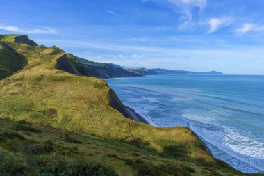 Zumaia kıyıları açık bir günde