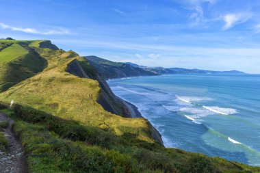 Zumaia kıyıları açık bir günde